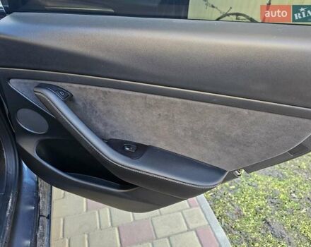 Серый Тесла Модель 3, объемом двигателя 0 л и пробегом 69 тыс. км за 25500 $, фото 6 на Automoto.ua