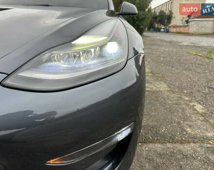 Серый Тесла Модель 3, объемом двигателя 0 л и пробегом 68 тыс. км за 24600 $, фото 4 на Automoto.ua