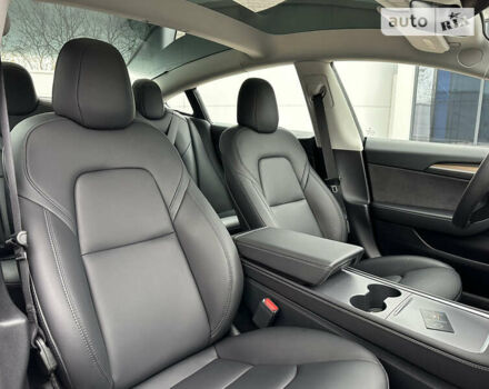 Серый Тесла Модель 3, объемом двигателя 0 л и пробегом 1 тыс. км за 28300 $, фото 47 на Automoto.ua