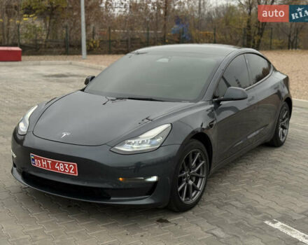Серый Тесла Модель 3, объемом двигателя 0 л и пробегом 31 тыс. км за 23200 $, фото 4 на Automoto.ua