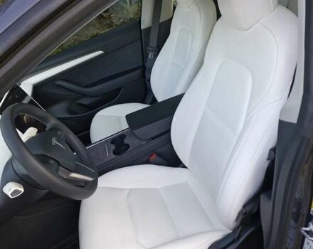 Серый Тесла Модель 3, объемом двигателя 0 л и пробегом 18 тыс. км за 23000 $, фото 5 на Automoto.ua