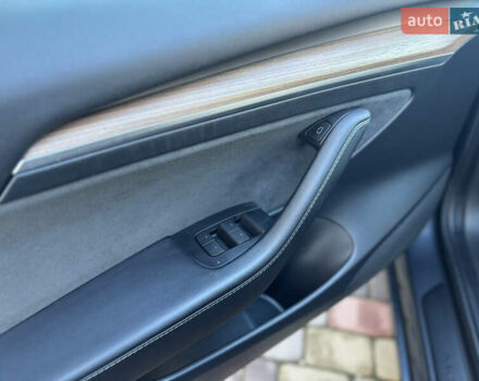 Серый Тесла Модель 3, объемом двигателя 0 л и пробегом 45 тыс. км за 23499 $, фото 13 на Automoto.ua