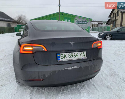 Серый Тесла Модель 3, объемом двигателя 0 л и пробегом 52 тыс. км за 22800 $, фото 2 на Automoto.ua
