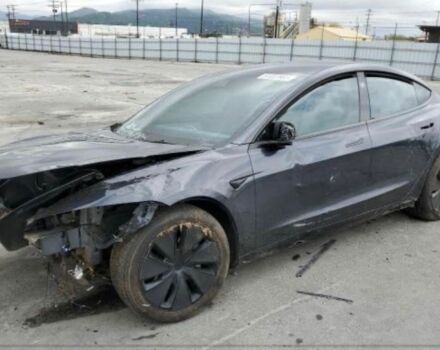 Серый Тесла Модель 3, объемом двигателя 0 л и пробегом 24 тыс. км за 11800 $, фото 5 на Automoto.ua