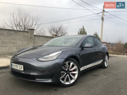 Тесла Модель 3 2018 у Рівному на Automoto.ua Сірий Тесла Модель 3, об'ємом двигуна 0 л та пробігом 112 тис. км за 17500 $, фото 1 на Automoto.ua