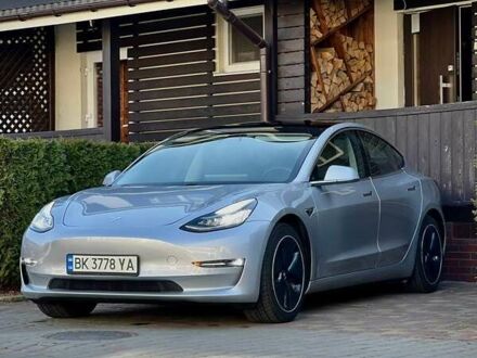 Тесла Модель 3 2018 у Рівному на Automoto.ua Сірий Тесла Модель 3, об'ємом двигуна 0 л та пробігом 81 тис. км за 17499 $, фото 1 на Automoto.ua