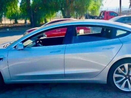 Тесла Модель 3 2018 у Дніпро (Дніпропетровську) на Automoto.ua Сірий Тесла Модель 3, об'ємом двигуна 0 л та пробігом 79 тис. км за 12500 $, фото 1 на Automoto.ua