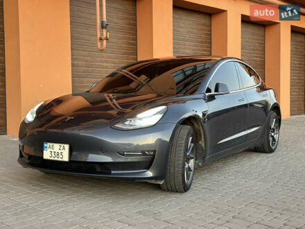 Тесла Модель 3 2019 в Днепре (Днепропетровске) на Automoto.ua Серый Тесла Модель 3, объемом двигателя 0 л и пробегом 72 тыс. км за 20999 $, фото 1 на Automoto.ua