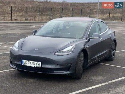 Тесла Модель 3 2019 у Рівному на Automoto.ua Сірий Тесла Модель 3, об'ємом двигуна 0 л та пробігом 141 тис. км за 17000 $, фото 1 на Automoto.ua