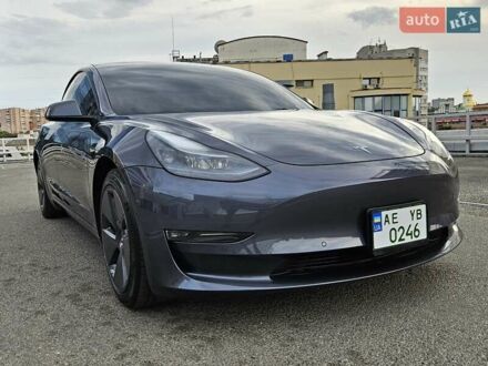 Тесла Модель 3 2022 в Днепре (Днепропетровске) на Automoto.ua Серый Тесла Модель 3, объемом двигателя 0 л и пробегом 74 тыс. км за 23500 $, фото 1 на Automoto.ua