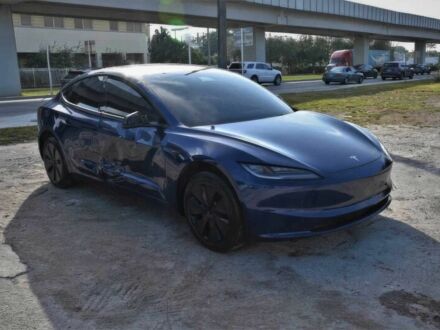Синий Тесла Модель 3, объемом двигателя 0 л и пробегом 7 тыс. км за 15500 $, фото 1 на Automoto.ua