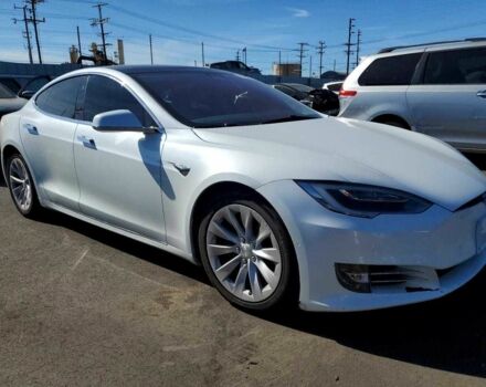 Белый Тесла Модель С, объемом двигателя 0 л и пробегом 107 тыс. км за 3400 $, фото 3 на Automoto.ua