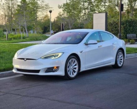 Тесла Модель С 2017 в Киеве на Automoto.ua Белый Тесла Модель С, объемом двигателя 0 л и пробегом 54 тыс. км за 11000 $, фото 2 на Automoto.ua