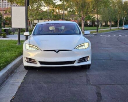 Тесла Модель С 2017 в Киеве на Automoto.ua Белый Тесла Модель С, объемом двигателя 0 л и пробегом 54 тыс. км за 11000 $, фото 1 на Automoto.ua