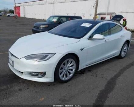 Белый Тесла Модель С, объемом двигателя 0 л и пробегом 51 тыс. км за 4800 $, фото 1 на Automoto.ua