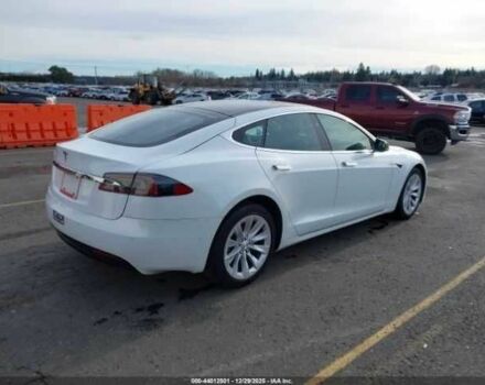 Белый Тесла Модель С, объемом двигателя 0 л и пробегом 51 тыс. км за 4800 $, фото 3 на Automoto.ua