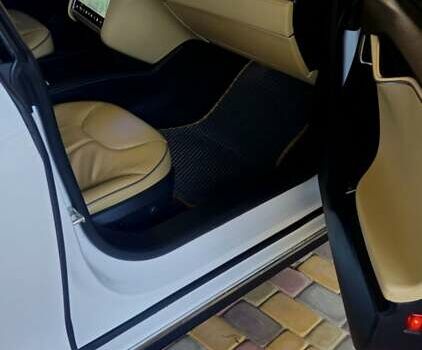 Белый Тесла Модель С, объемом двигателя 0 л и пробегом 161 тыс. км за 15100 $, фото 10 на Automoto.ua