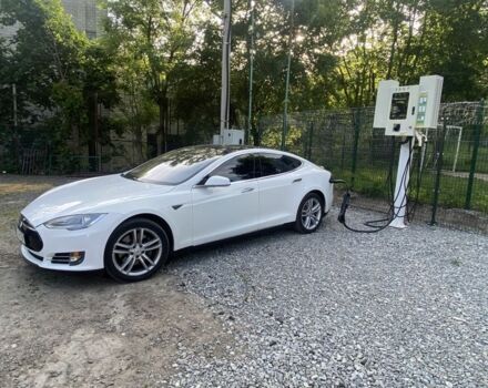 Белый Тесла Модель С, объемом двигателя 5.6 л и пробегом 305 тыс. км за 12700 $, фото 1 на Automoto.ua