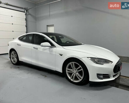 Белый Тесла Модель С, объемом двигателя 0 л и пробегом 140 тыс. км за 14950 $, фото 4 на Automoto.ua