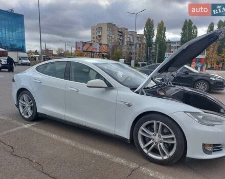 Белый Тесла Модель С, объемом двигателя 0 л и пробегом 120 тыс. км за 16100 $, фото 5 на Automoto.ua