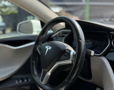 Белый Тесла Модель С, объемом двигателя 0 л и пробегом 156 тыс. км за 20000 $, фото 25 на Automoto.ua