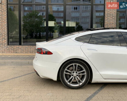 Белый Тесла Модель С, объемом двигателя 0 л и пробегом 125 тыс. км за 16999 $, фото 3 на Automoto.ua