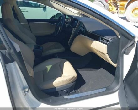 Белый Тесла Модель С, объемом двигателя 0 л и пробегом 175 тыс. км за 12900 $, фото 7 на Automoto.ua