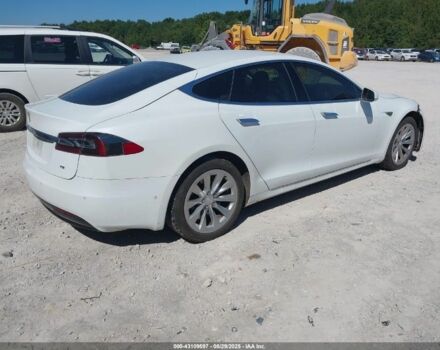 Белый Тесла Модель С, объемом двигателя 0 л и пробегом 175 тыс. км за 12900 $, фото 4 на Automoto.ua