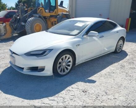 Белый Тесла Модель С, объемом двигателя 0 л и пробегом 175 тыс. км за 12900 $, фото 1 на Automoto.ua