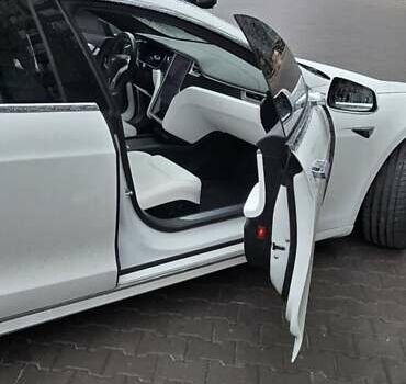 Белый Тесла Модель С, объемом двигателя 0 л и пробегом 42 тыс. км за 25000 $, фото 2 на Automoto.ua