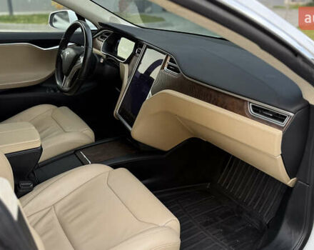 Белый Тесла Модель С, объемом двигателя 0 л и пробегом 102 тыс. км за 17990 $, фото 48 на Automoto.ua