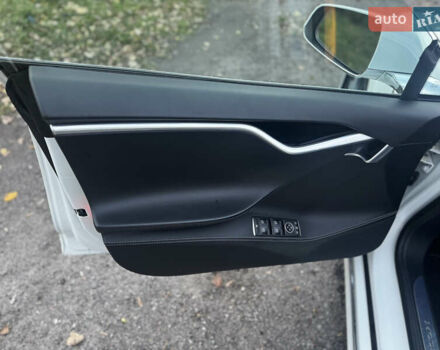 Тесла Модель С 2017 в Киеве на Automoto.ua Белый Тесла Модель С, объемом двигателя 0 л и пробегом 75 тыс. км за 15700 $, фото 12 на Automoto.ua
