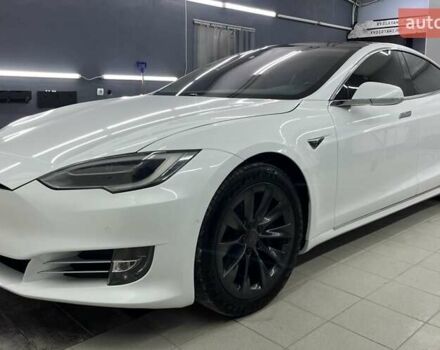 Белый Тесла Модель С, объемом двигателя 0 л и пробегом 159 тыс. км за 29900 $, фото 6 на Automoto.ua