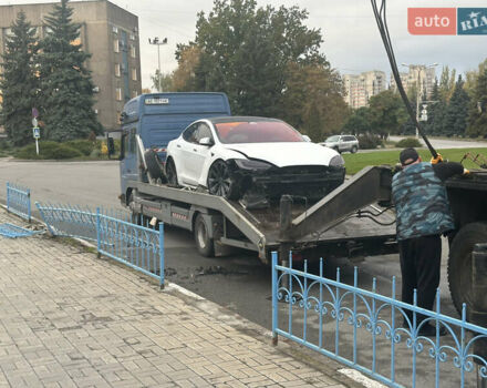Тесла Модель С 2018 в Никополе на Automoto.ua Белый Тесла Модель С, объемом двигателя 0 л и пробегом 100 тыс. км за 16000 $, фото 5 на Automoto.ua
