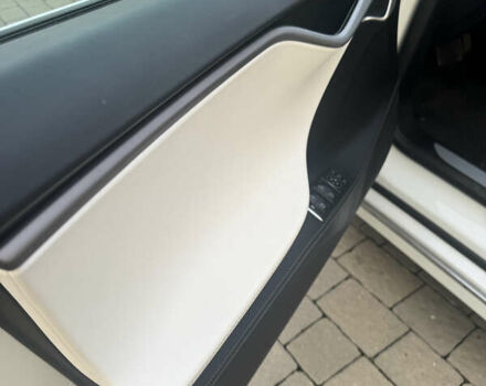 Белый Тесла Модель С, объемом двигателя 0 л и пробегом 154 тыс. км за 28000 $, фото 6 на Automoto.ua