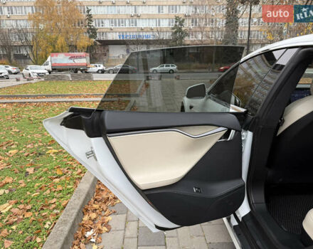 Білий Тесла Модель С, об'ємом двигуна 0 л та пробігом 52 тис. км за 27800 $, фото 29 на Automoto.ua