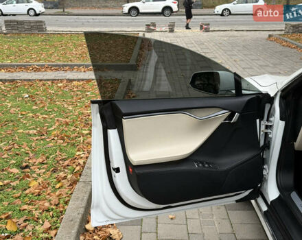 Білий Тесла Модель С, об'ємом двигуна 0 л та пробігом 52 тис. км за 27800 $, фото 20 на Automoto.ua