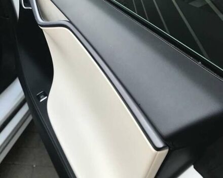 Белый Тесла Модель С, объемом двигателя 0 л и пробегом 55 тыс. км за 25000 $, фото 16 на Automoto.ua