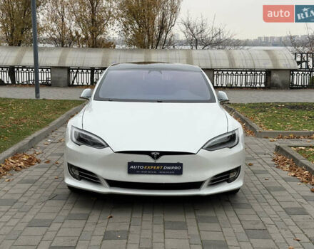 Білий Тесла Модель С, об'ємом двигуна 0 л та пробігом 52 тис. км за 27800 $, фото 2 на Automoto.ua
