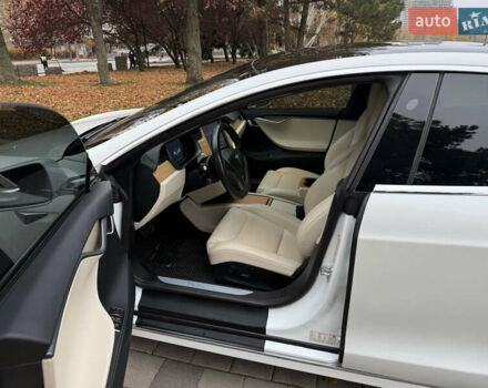 Білий Тесла Модель С, об'ємом двигуна 0 л та пробігом 52 тис. км за 27800 $, фото 22 на Automoto.ua