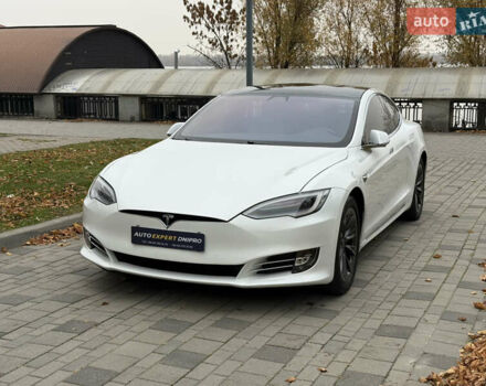 Білий Тесла Модель С, об'ємом двигуна 0 л та пробігом 52 тис. км за 27800 $, фото 1 на Automoto.ua