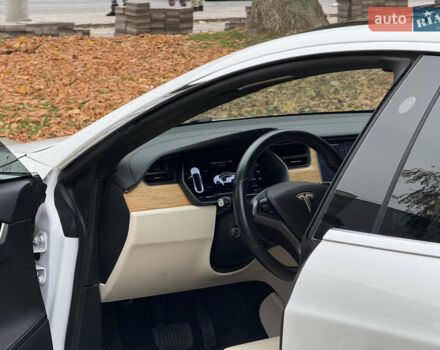 Білий Тесла Модель С, об'ємом двигуна 0 л та пробігом 52 тис. км за 27800 $, фото 21 на Automoto.ua