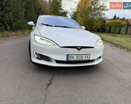 Білий Тесла Модель С, об'ємом двигуна 0 л та пробігом 120 тис. км за 25800 $, фото 1 на Automoto.ua