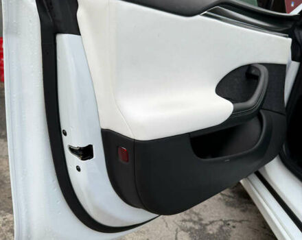 Белый Тесла Модель С, объемом двигателя 0 л и пробегом 25 тыс. км за 85000 $, фото 11 на Automoto.ua