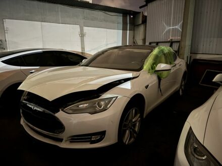 Тесла Модель С 2013 в Киеве на Automoto.ua Белый Тесла Модель С, объемом двигателя 0 л и пробегом 137 тыс. км за 7000 $, фото 1 на Automoto.ua