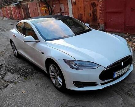 Белый Тесла Модель С, объемом двигателя 0 л и пробегом 197 тыс. км за 11000 $, фото 1 на Automoto.ua
