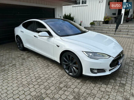 Тесла Модель С 2014 в Киеве на Automoto.ua Белый Тесла Модель С, объемом двигателя 0 л и пробегом 194 тыс. км за 25000 $, фото 1 на Automoto.ua