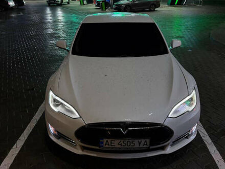 Белый Тесла Модель С, объемом двигателя 0 л и пробегом 150 тыс. км за 17000 $, фото 1 на Automoto.ua