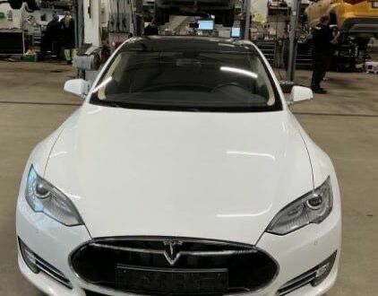 Білий Тесла Модель С, об'ємом двигуна 0 л та пробігом 121 тис. км за 13100 $, фото 1 на Automoto.ua