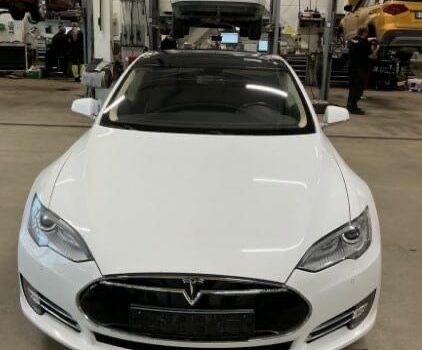 Білий Тесла Модель С, об'ємом двигуна 0 л та пробігом 121 тис. км за 13100 $, фото 1 на Automoto.ua